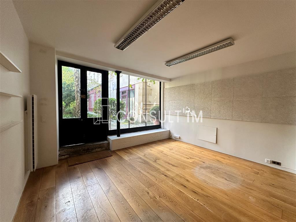 Bureaux au RDC sur jolie cour pavée