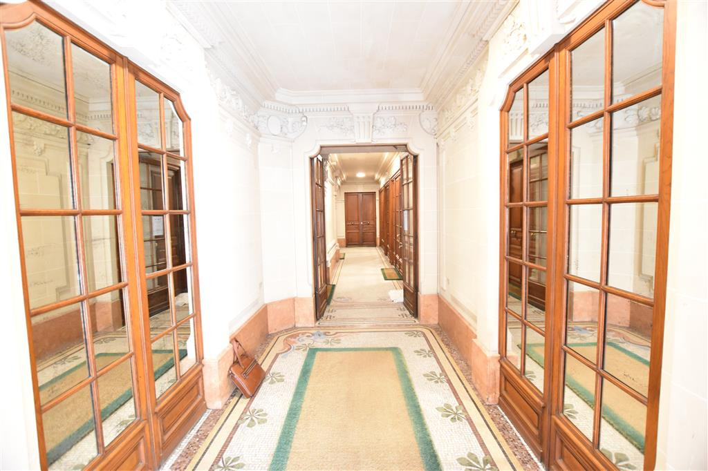A louer locaux professionnels avec parquets, moulures, cheminée, locaux neuf