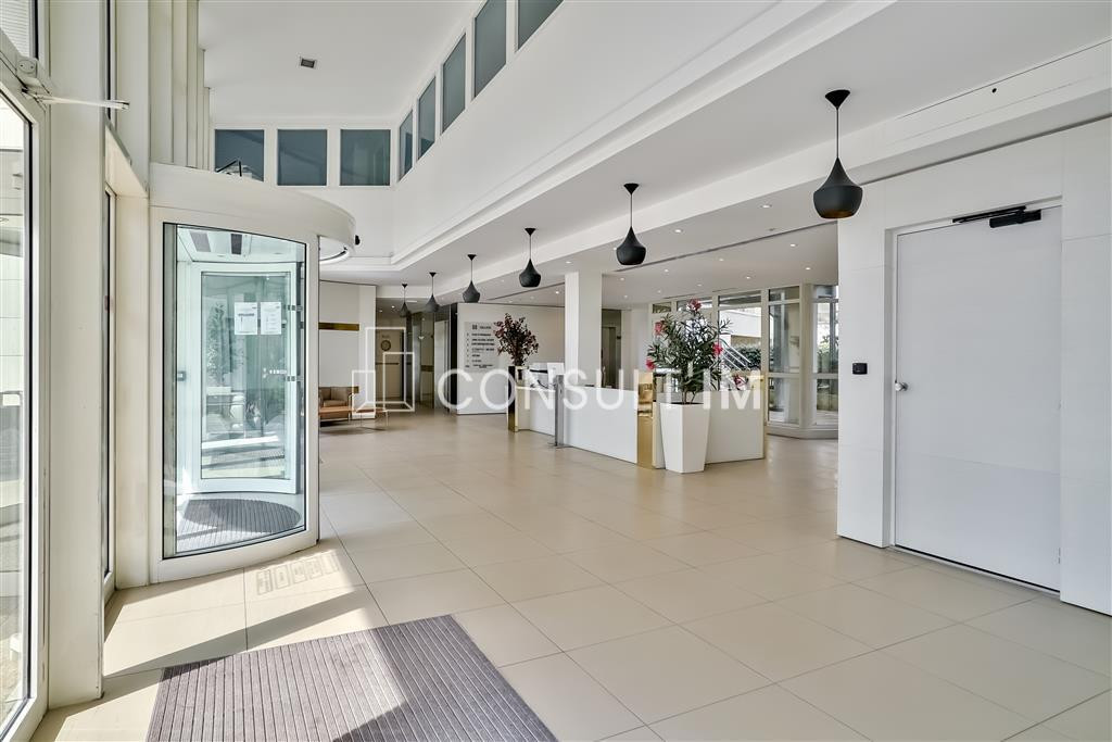 A louer bureaux rénovés dans immeuble de grand standing , proche du métro Mairie d'Issy, ligne 12