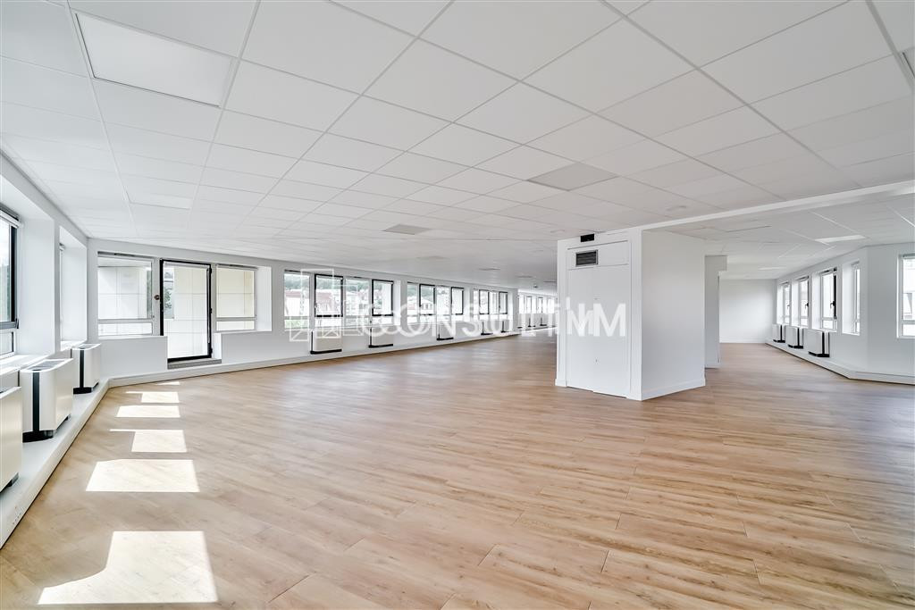 A louer bureaux rénovés dans immeuble de grand standing , proche du métro Mairie d'Issy, ligne 12