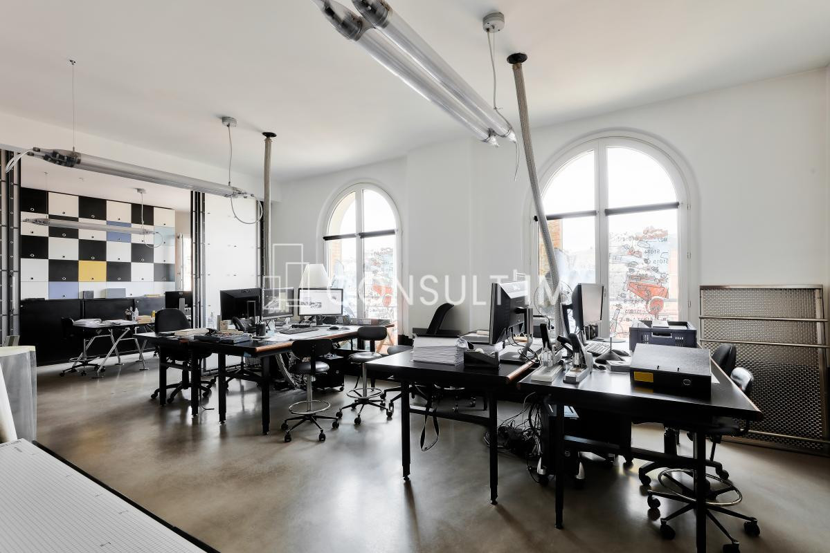Au cœur du 6ème arrondissement, bureaux avec balcon et hauteur sous plafond