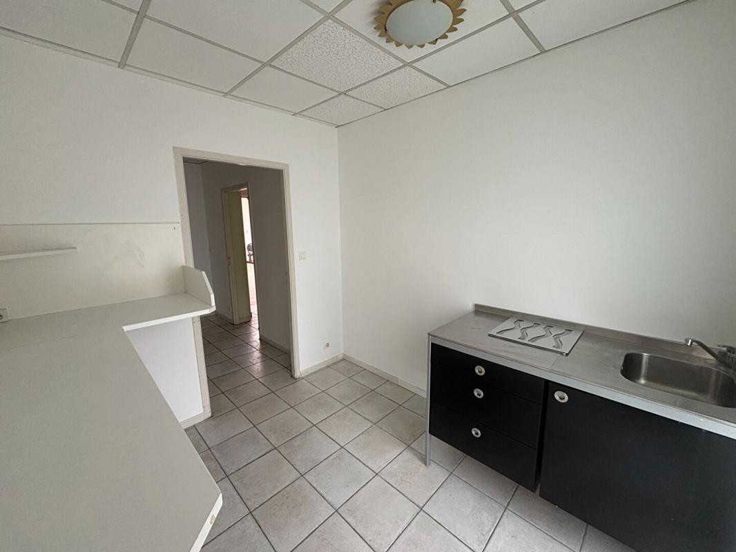 LOCAL PROFESSIONNEL DE 40 M²  ENVIRON  DANS UN CENTRE MÉDICAL