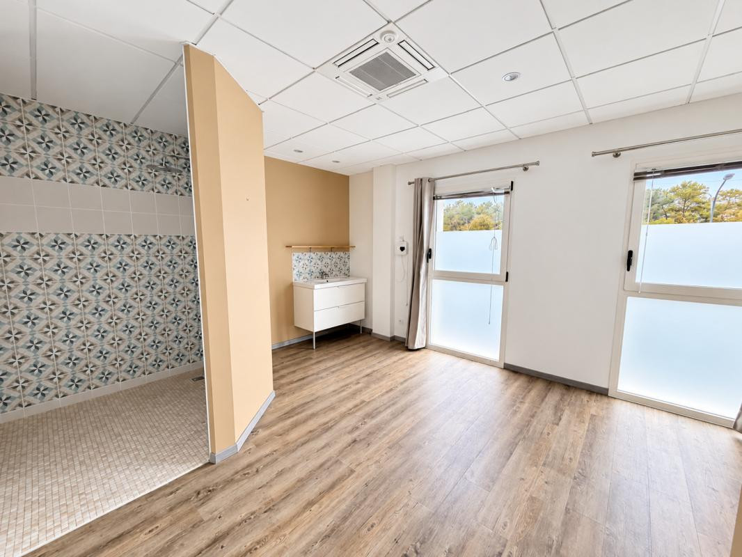 A PAREMPUYRE - Local de 81 m² avec parkings