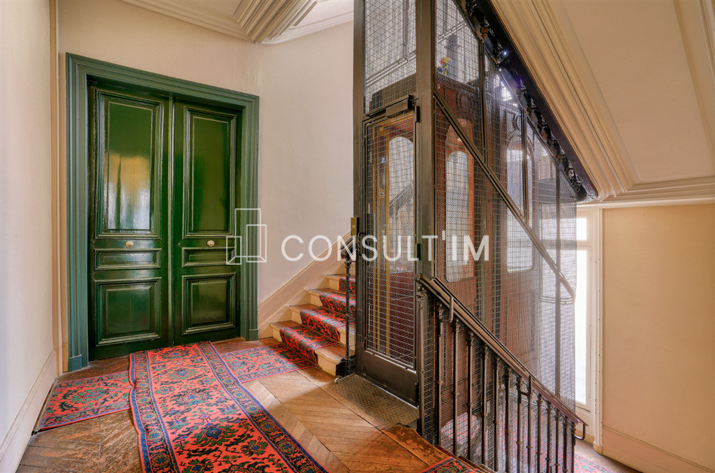 Au coeur du Triangle d'Or, bureaux en très bon état avec parquet moulures et cheminées