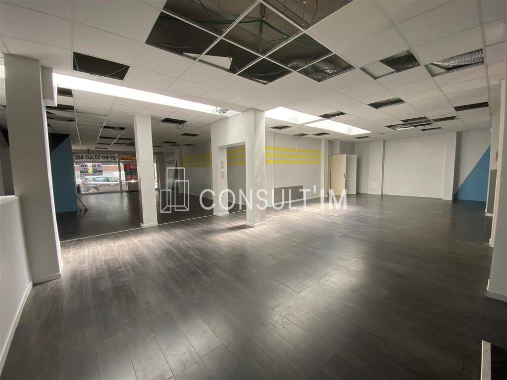 En location pure sans pas de porte ni cession, boutique de 308 m²