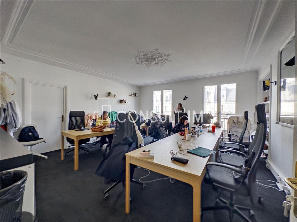 Place de la République bureaux avec balcon filant à louer