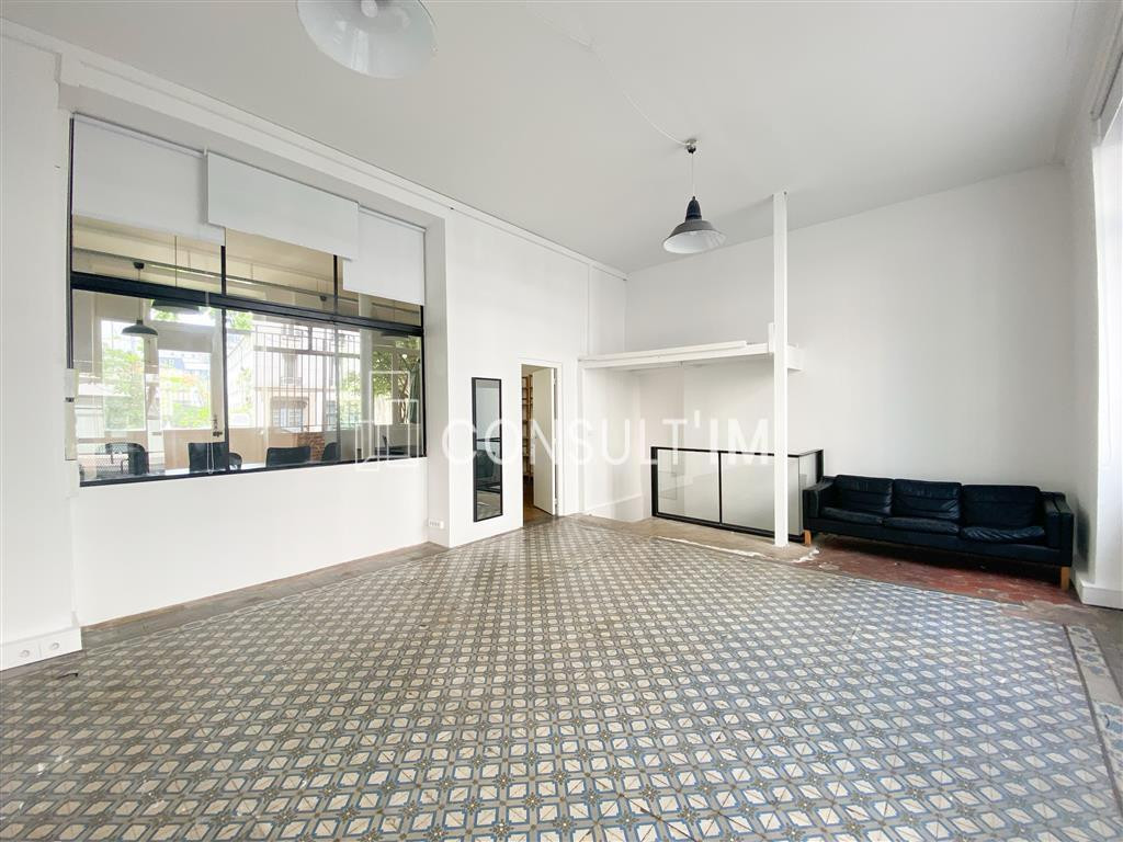 Bureaux avec belle hauteur sous plafond (3,70m), accès indépendant sur rue et sur cour arborée