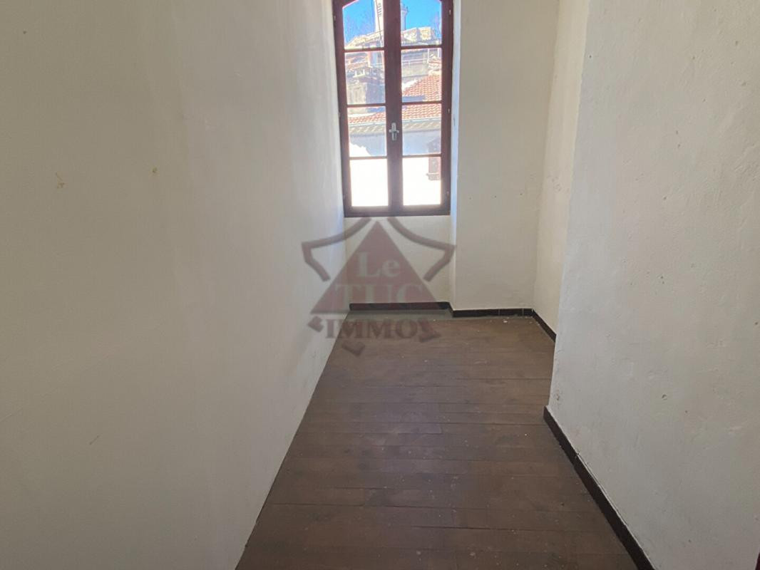 IMMEUBLE AVEC DEUX APPARTEMENTS ET GARAGE A RENOVER