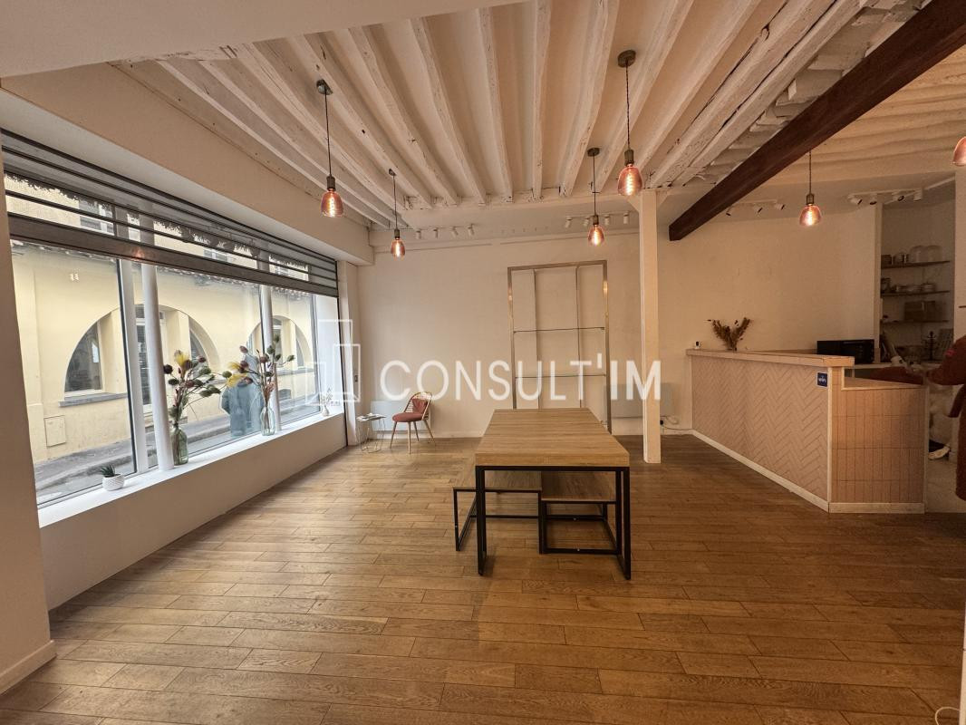Nous vous proposons une belle boutique de 60 m² de plain-pied très lumineuse