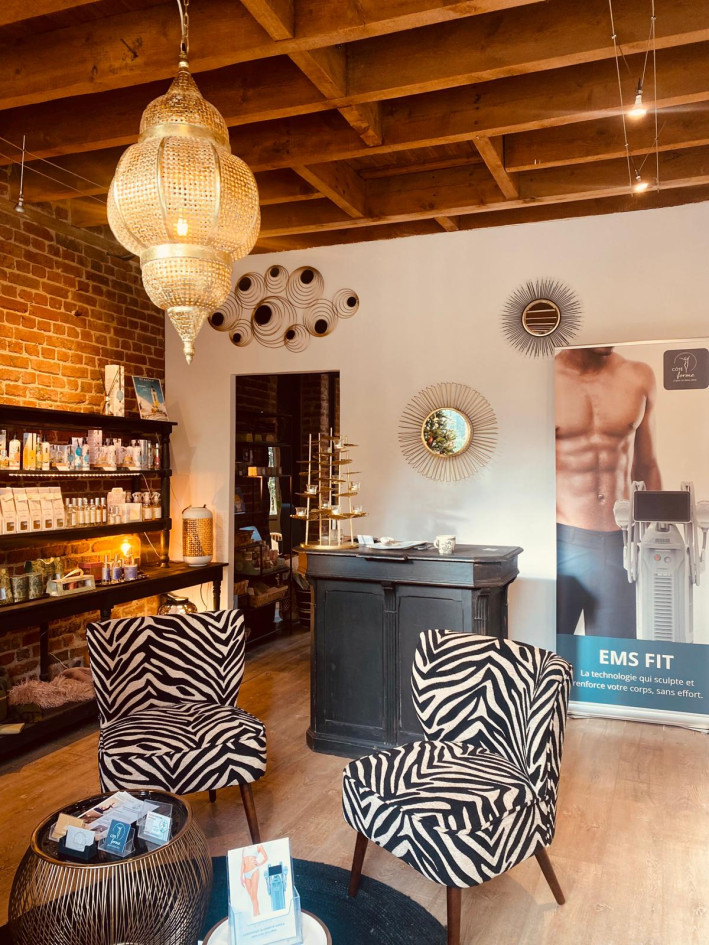 Local avec salle de soins aménag, salle d'attente et espace de vente
