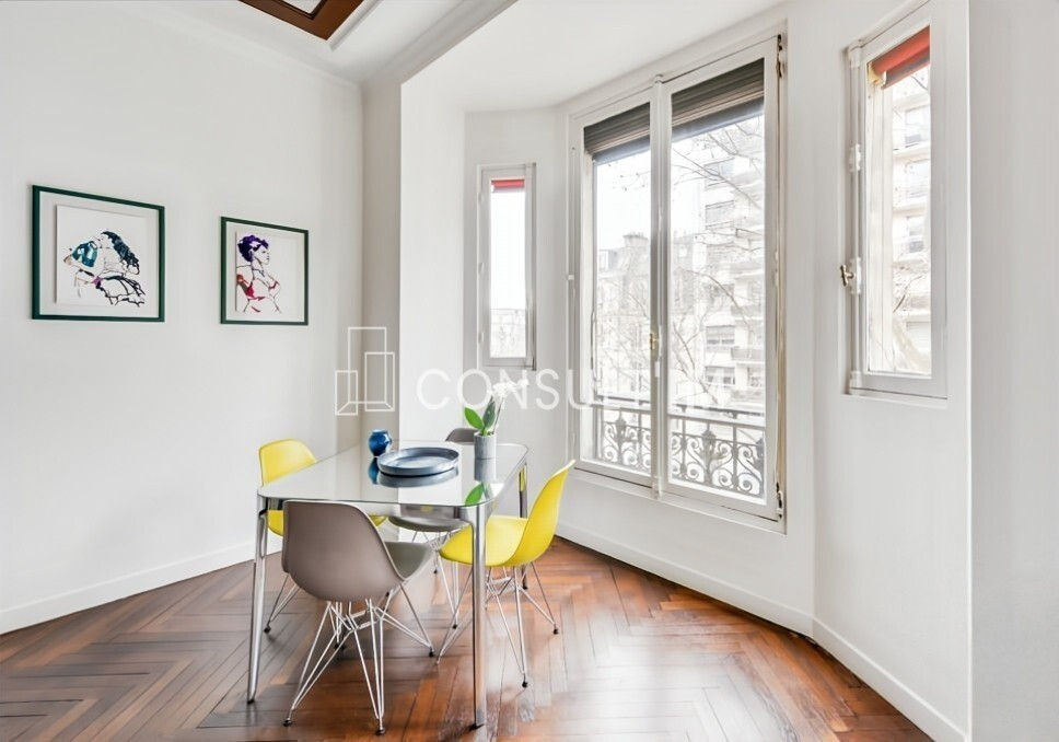 A louer bureaux livrés rénovés avec parquet, moulures et cheminées