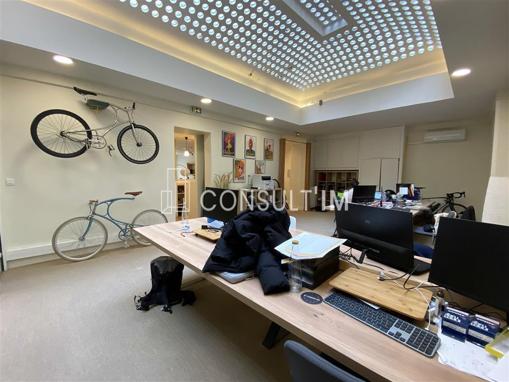 Bureaux atypiques en RDC avec grande verrière donnant sur une charme cour arborée