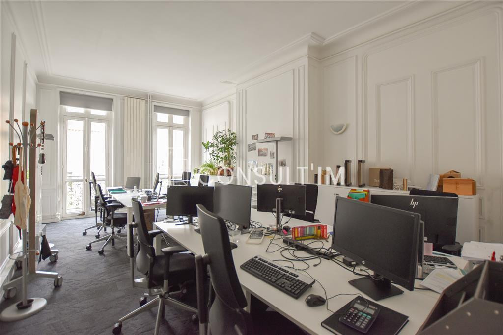 Notre Dame de Lorette/Etienne d'Orves, Bureaux avec balcon filant