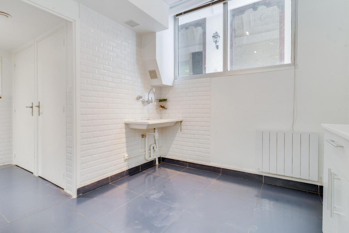 A vendre Local commercial idéalement situé , Paris 9 refait à neuf