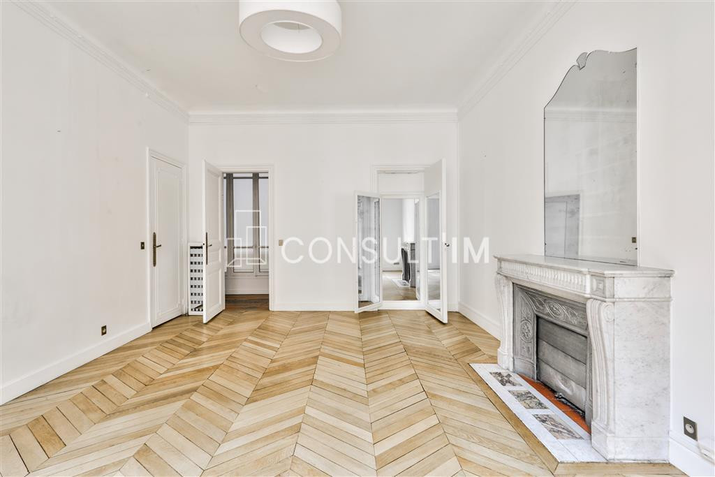 À louer un local de standing avec parquet, moulures, cheminées