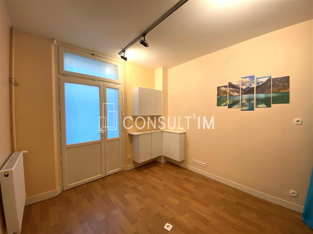 Dans le 16eme arrondissement, bureaux en rez-de-chaussée à louer