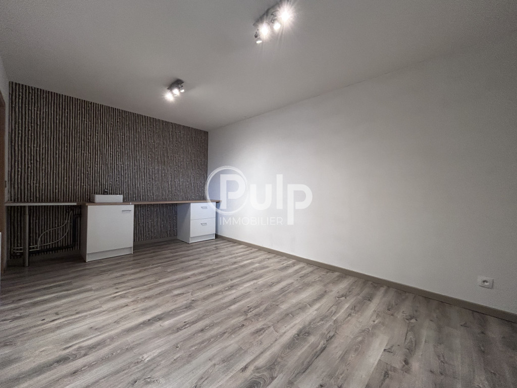 À LOUER - LOCAL COMMERCIAL / PROFESSIONNEL D'ENVIRON 85 m²