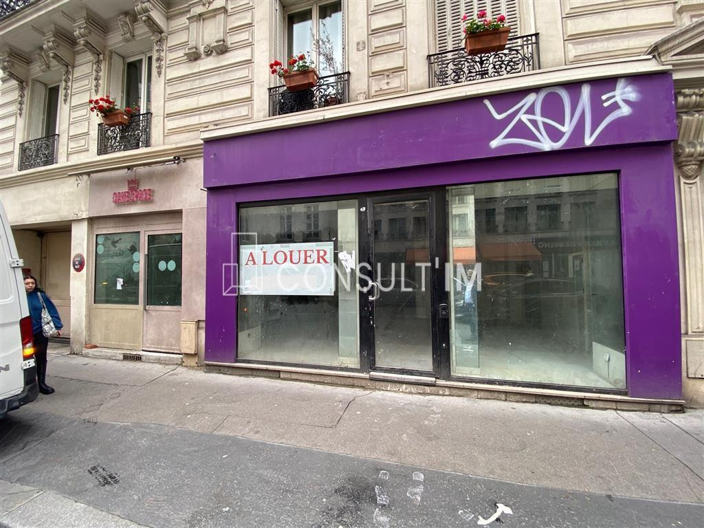 LOCATION PURE rue de Sèvres, une boutique de 84m² avec linéaire de vitrine de 9m