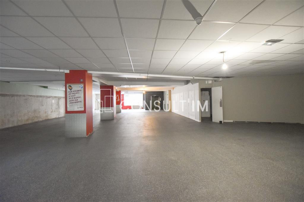 A proximité de la gare Montparnasse, boutique à louer