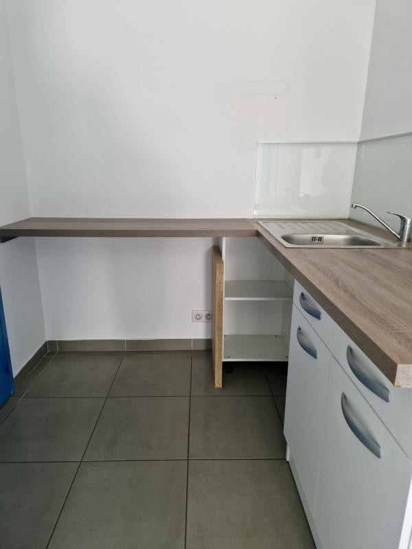 Local professionnel de 50.90 m2  LOYER 900EUR HC