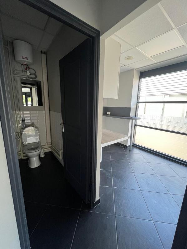 BUREAUX COMMERCIAUX 60 M²  EN PARFAIT ETAT SUR RN20