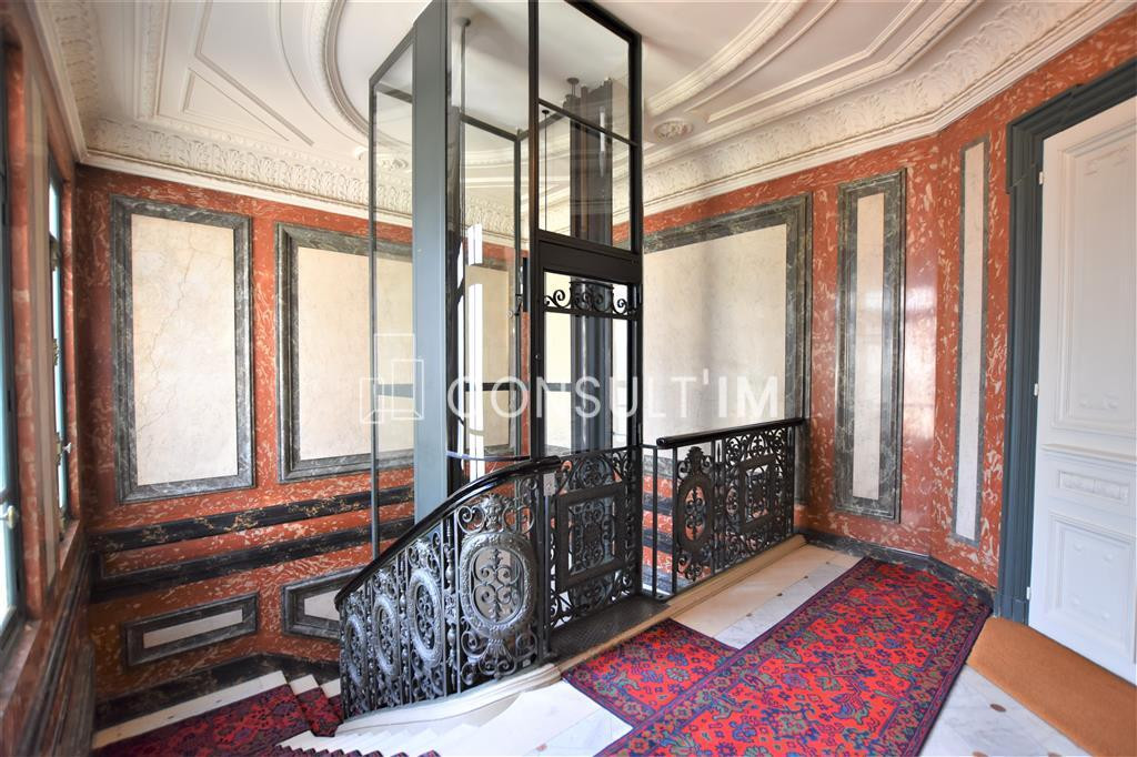 Dans un bel immeuble d'angle, à louer bureaux climatisés avec vue dégagée sur Paris