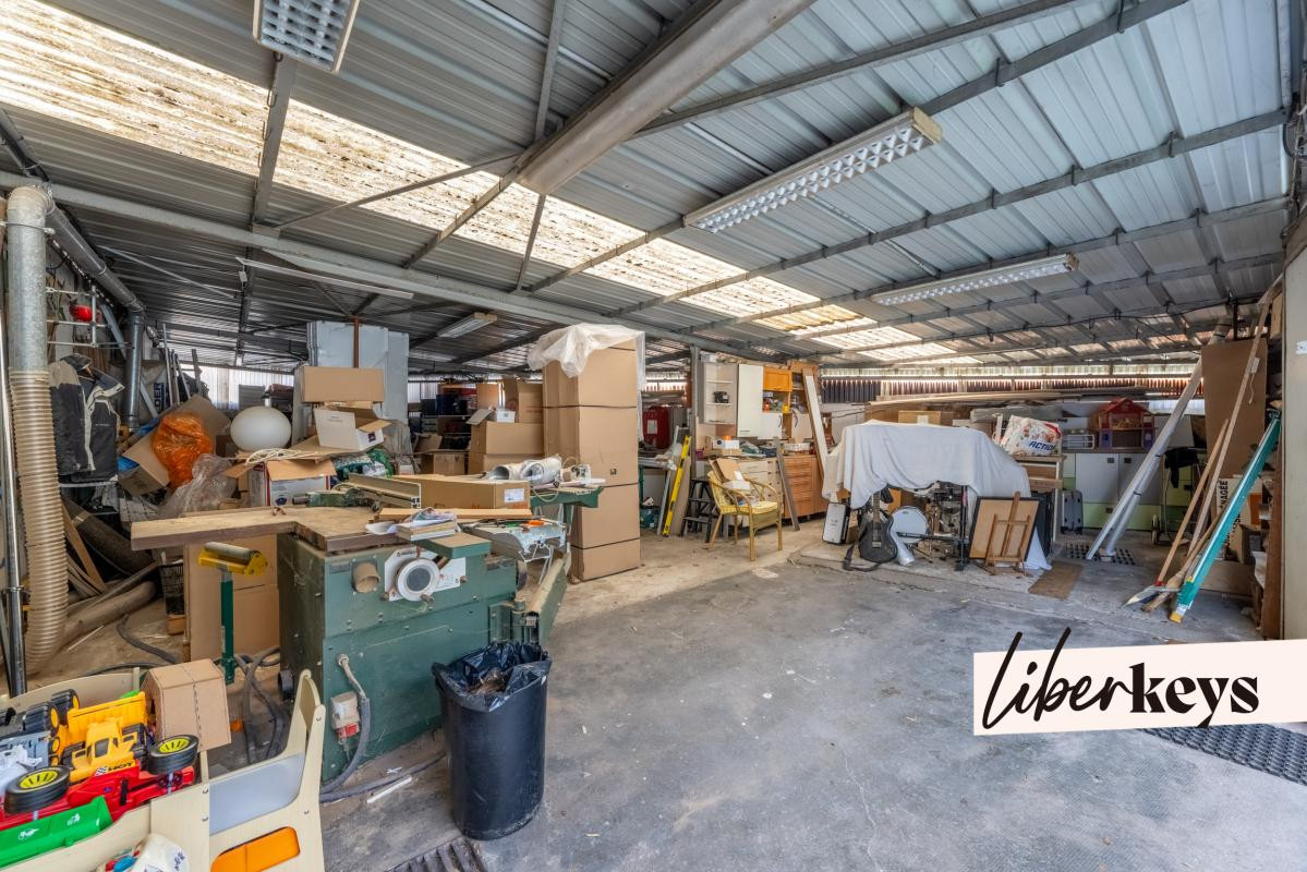 Local commercial 220 m² avec garage, dépôt et visibilité maximale – D136