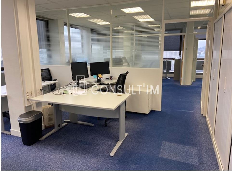 A louer bureaux  en étage élevé avec vue exceptionnelle sur Paris et St Cloud