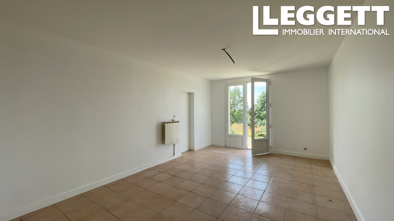 Un immeuble avec 3 grands appartements avec la vue sur les Pyrénées, un grand garage et terrain de 2811m2