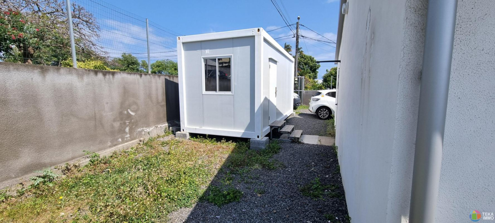 A LOUER LOCAL DE 85 M² AVEC TERRAIN DE 300M² ST PIERRE (JOLIFOND)