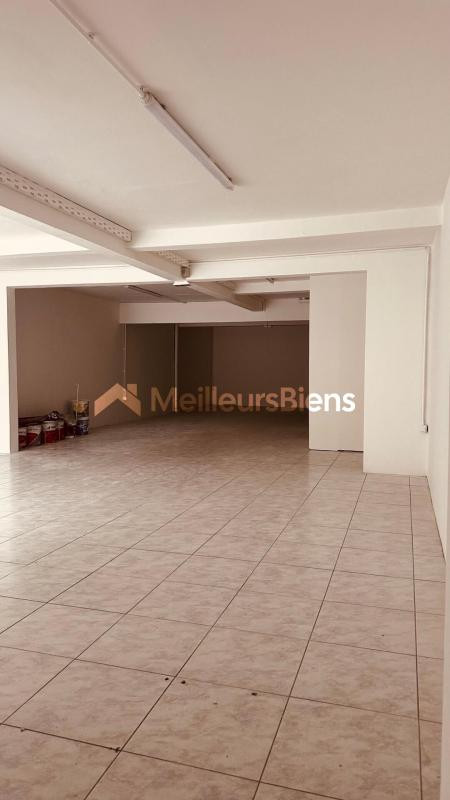 A LOUER GRAND LOCAL DE 106 M² RDC DANS IMMEUBLE AU LAMENTIN
