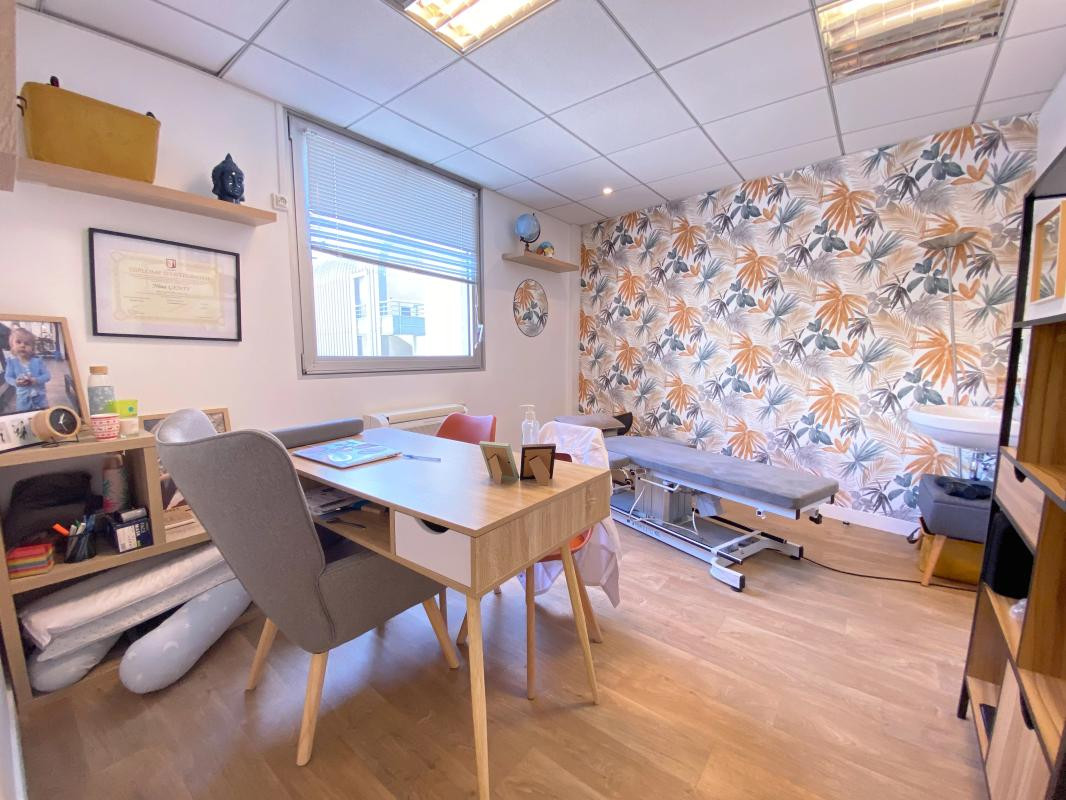 Locaux à louer de 220m² divisibles par bureau. Accès PMR - ERP 5 -Spécialisés pour des professions médicales. Location au bureau. Immeuble récent de bureaux, plateau entièrement cloisonné jusqu'à 11 bureaux avec leur point d'eau privatif