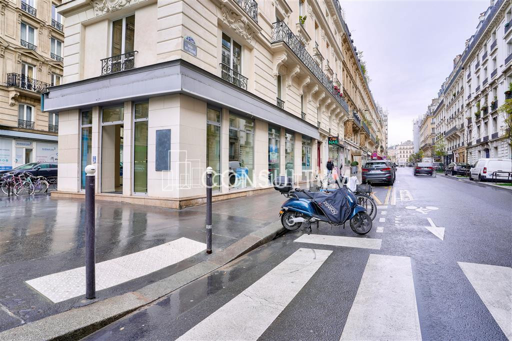Métro Europe, à louer une boutique d'angle de 131m² en parfait état