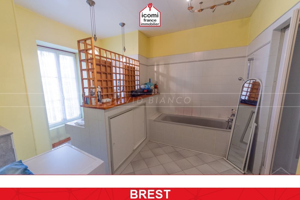 FINISTERE - Brest (29200) - A VENDRE - IMMEUBLE R+2 - 5 LOTS - 3 T2 + 1 T3 + 1 T5 - SUR TERRAIN DE 335M² (PARKING) - LOUES EN MEUBLE