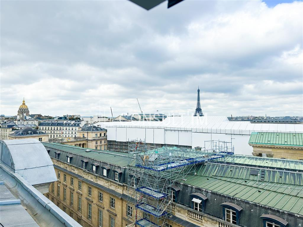Dans un bel immeuble d'angle, à louer bureaux climatisés avec vue dégagée sur Paris