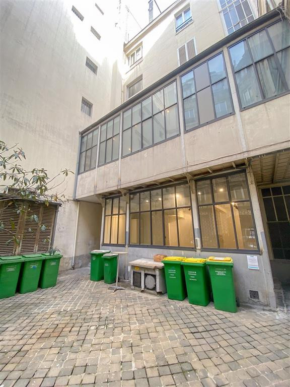 Bureaux en duplex sur cour avec belle hauteur sous plafond
