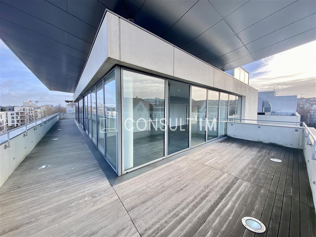 Terrasse privative couverte le long des bureaux !