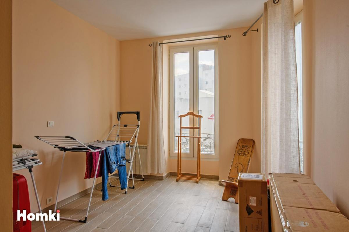 Belle opportunité Immeuble de rapport 4 Lots 202m² centre-ville de Nîmes place Severine excellente r