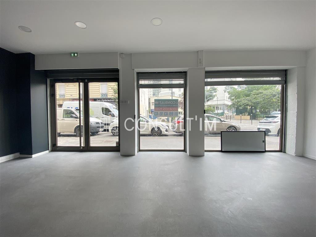 Boutique à louer en bail pur avec beau linéaire de 8m