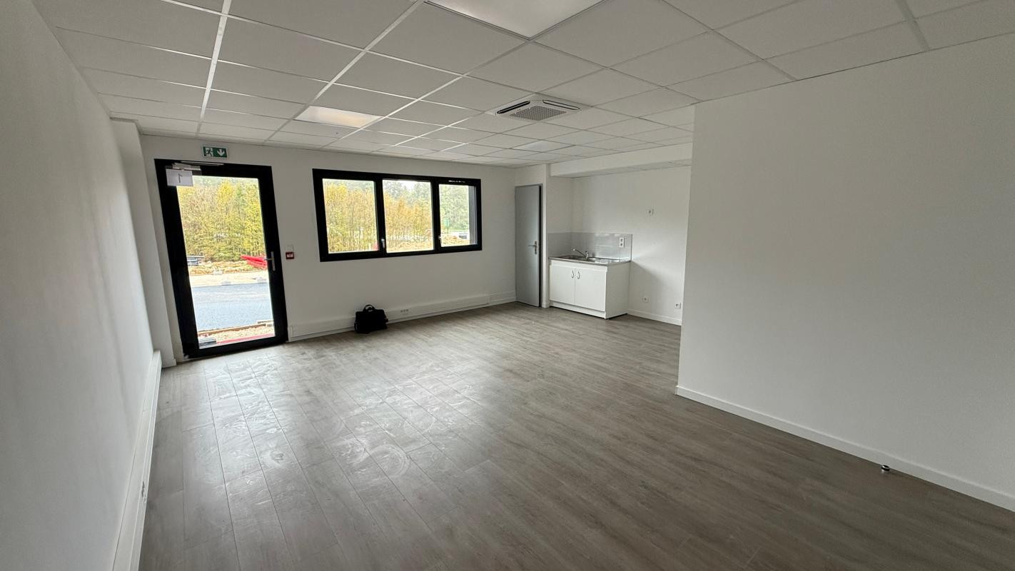 Local 155 m2 : Local d'activité avec bureaux climatisés, électricité gratuite