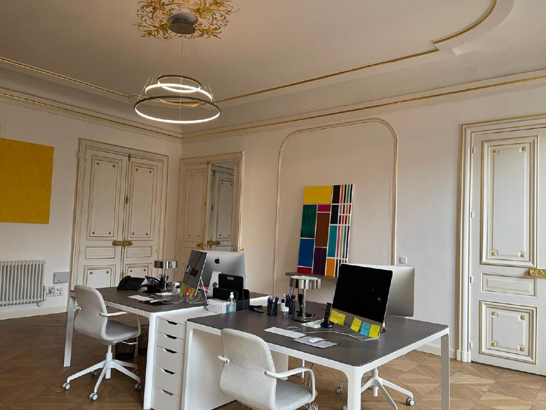 Rue de Penthièvre, bureaux haussmannien avec balcon filant