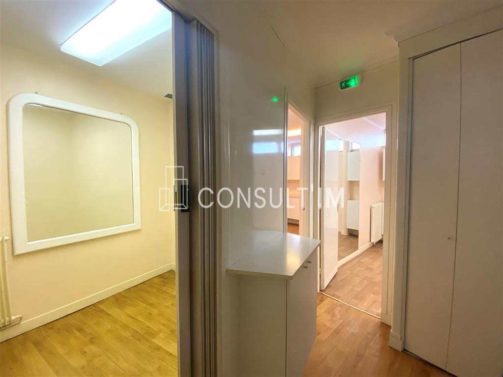 Dans le 16eme arrondissement, bureaux en rez-de-chaussée à louer