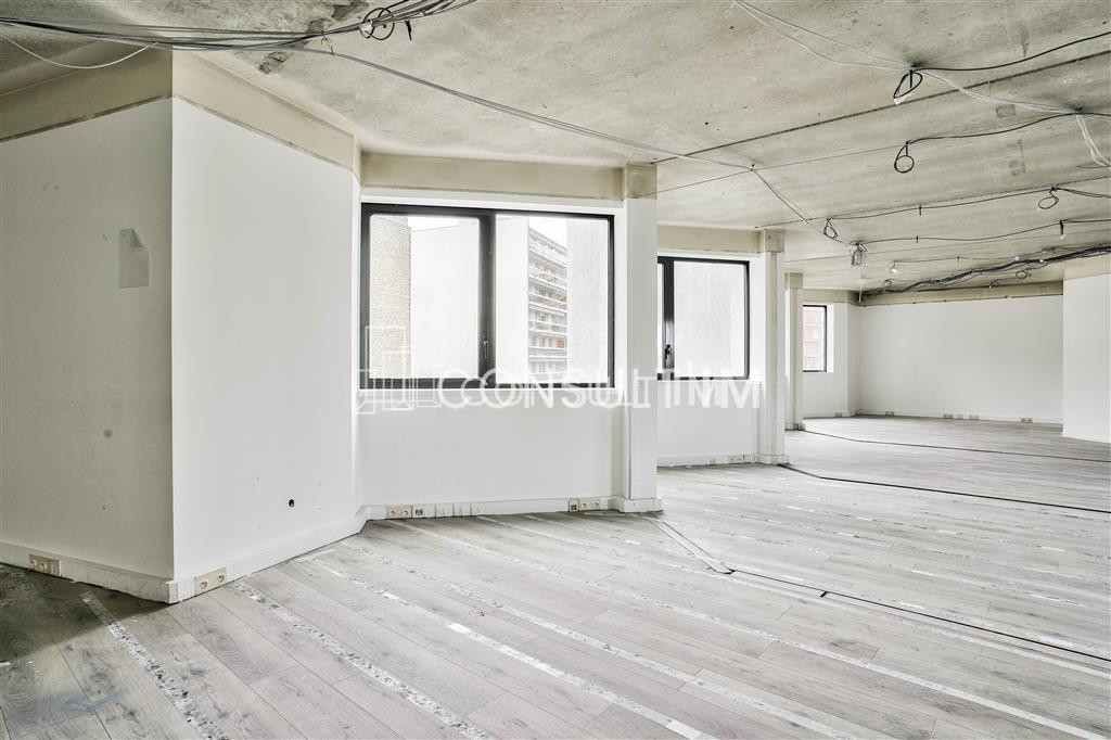 A vendre  à toute proximité de la Porte de St Cloud, une surface de 840m² à la découpe