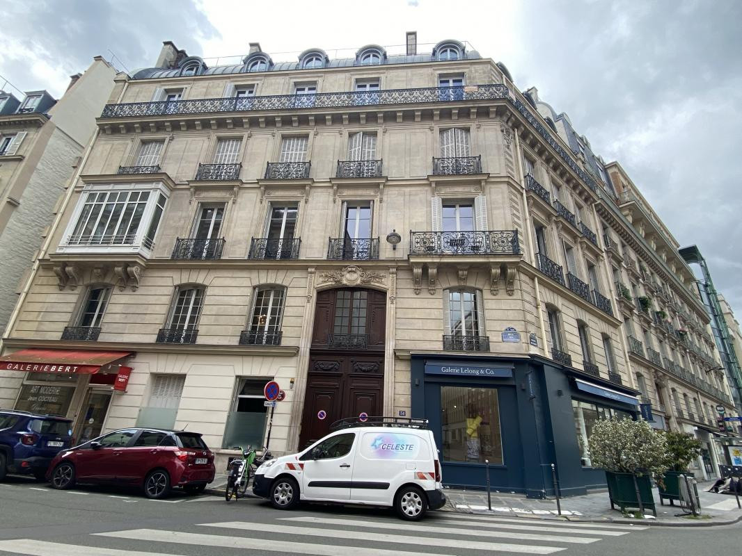 Rue de Penthièvre, bureaux haussmannien avec balcon filant