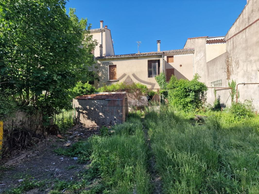 Maison de village à rénover avec terrain attenant