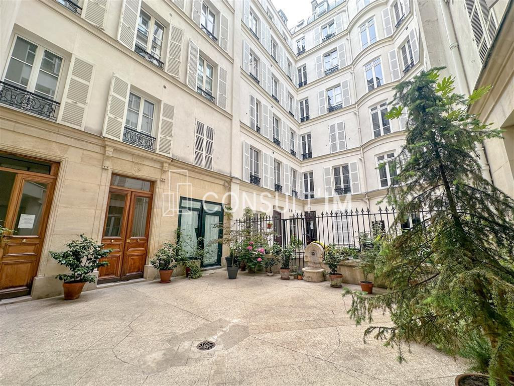 Idéalement situé à proximité de la gare Saint Lazare, bureaux à louer au calme sur cour