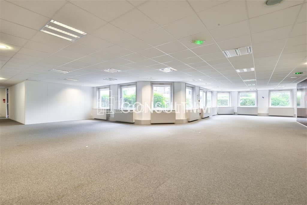 A proximité du Pont de Suresnes, à vendre des bureaux de 312 m² au RDC