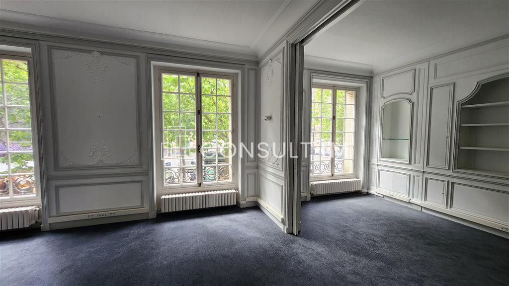 Au 1er étage, plateau de 210 m²