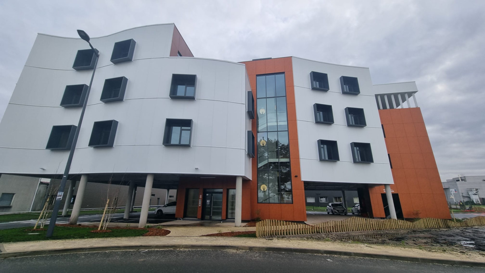 A LOUER – LOCATION  DE BUREAUX AMÉNAGÉS JUSQU'À 300 m² (divisibles à partir de 12 m²)