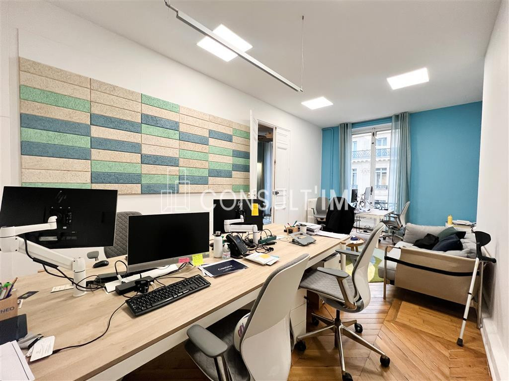 A deux pas de la Place de l'Opéra, bureaux de grand standing avec parquet, moulures et cheminées
